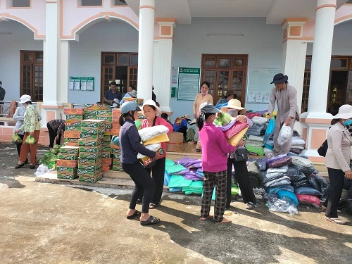 Trao 300 suất quà cho các gia đình bị ảnh hưởng thiên tai tại huyện Minh Long.