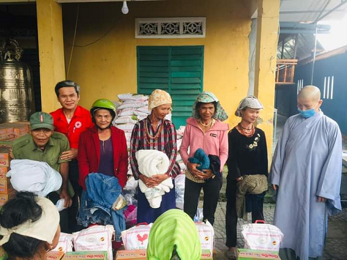 Hội Chữ thập đỏ huyện Minh Long phối hợp với Chùa Tân Long huyện Minh Long tiếp nhận và trao 150 phận quà cho các hộ gia đình có hoàn cảnh khó khăn trên địa bàn huyện Minh long