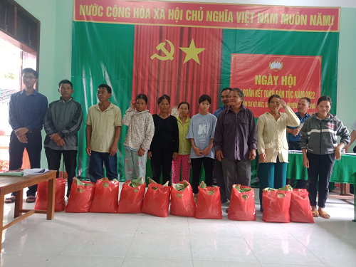 Hội Nông dân huyện Minh Long tham dự ngày Hội đại đoàn kết toàn dân tộc tại các thôn và trao quà cho hội viên, người dân có hoàn cảnh khó khăn