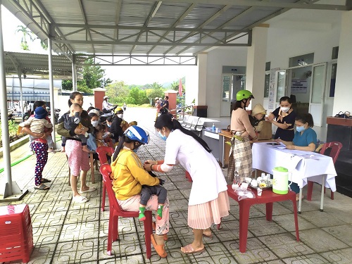 Trung tâm Y tế huyện Minh Long tổ chức chiến dịch uống Vitamin A liều cao cho trẻ dưới 5 tuổi đợt II năm 2022