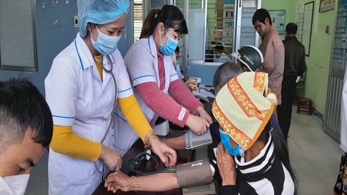 Trung tâm Y tế huyện Minh Long tổ chức Chiến dịch truyền thông lồng ghép cung cấp dịch vụ khám sức khỏe, sàng lọc một số bệnh cho người cao tuổi tại 2 xã Long Hiệp và Thanh An
