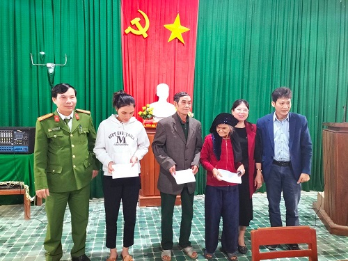 Lãnh đạo huyện Minh Long thăm, tặng quà Tết cho các gia đình chính sách.