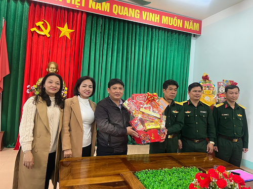 Ủy ban Mặt trận Tổ quốc Việt Nam huyện và các tổ chức chính trị -xã hội huyện đến thăm, chúc Tết lực lượng vũ trang trên địa bàn huyện