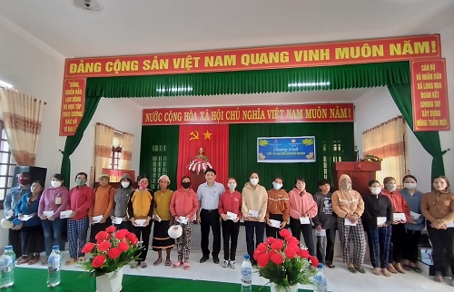 Công ty cổ phần Lọc hoá dầu Bình Sơn phối hợp với Uỷ ban MTTQ Việt Nam huyện Minh Long thăm, tặng quà tại xã Long Mai và xã Thanh An, huyện Minh Long.