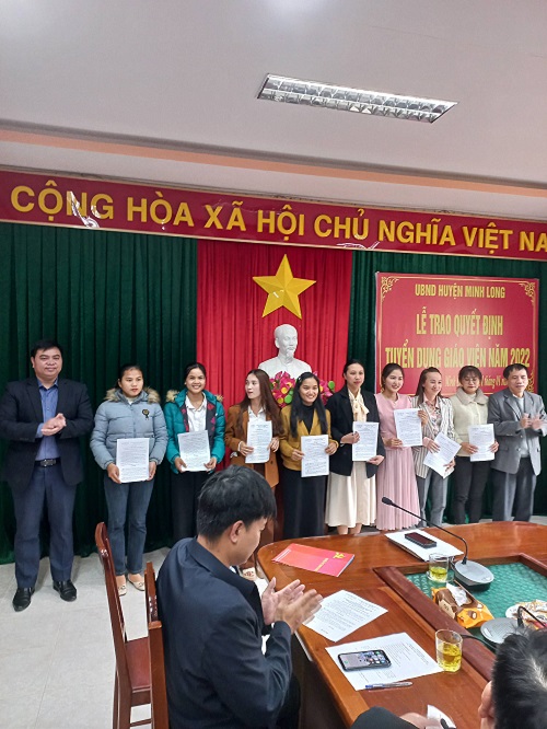 UBND huyện Minh Long tổ chức trao quyết định tuyển dụng cho 27 giáo viên trúng tuyển trong kỳ thi tuyển dụng giáo viên năm 2022 trên địa bàn huyện Minh Long.