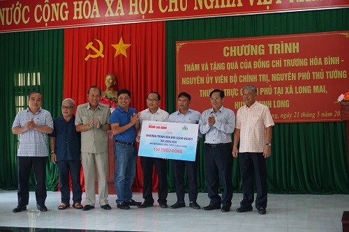 Nguyên Phó Thủ tướng Thường trực Chính phủ Trương Hòa Bình thăm, tặng quà hộ gia đình có hoàn cảnh khó khăn tại xã Long Mai, huyện Minh Long.