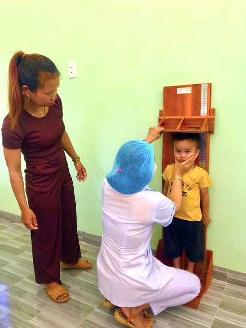 Trung tâm Y tế huyện Minh Long tổ chức chiến dịch Cân đo trẻ và uống Vitamin A liều cao cho trẻ dưới 5 tuổi đợt I năm 2023