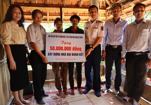 Bộ Tư lệnh Vùng Cảnh sát biển 2 tặng quà cho 80 hộ nghèo tại huyện Minh Long