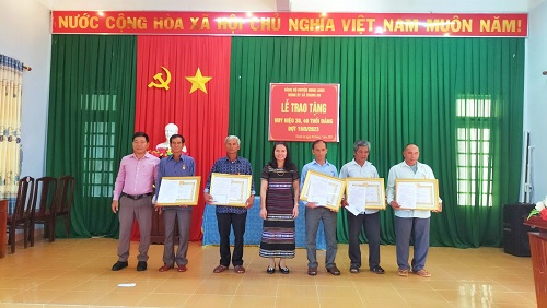 Đảng ủy xã Thanh An tổ chức lễ trao tặng huy hiệu Đảng cho 07 đảng viên.