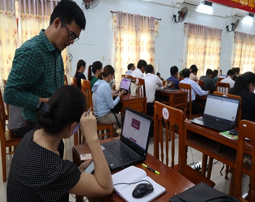 Tập huấn sử dụng phần mềm Sổ tay đảng viên điện tử tại Minh Long