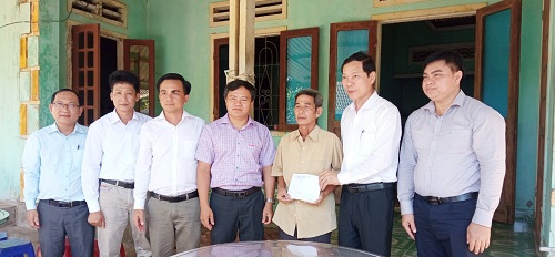 Đoàn lãnh đạo tỉnh thăm hỏi, tặng quà các gia đình người có công tiêu biểu tại huyện Minh Long.