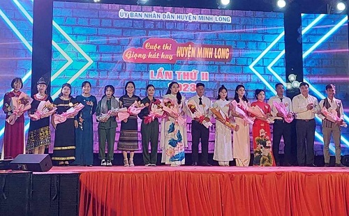 16 thí sinh tham gia hội thi Giọng hát hay huyện Minh Long lần thứ II năm 2023.