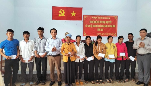 Bí thư Huyện ủy Minh Long Nguyễn Mạnh Thái đối thoại với Nhân dân thôn Cà Xen, xã Long Môn.