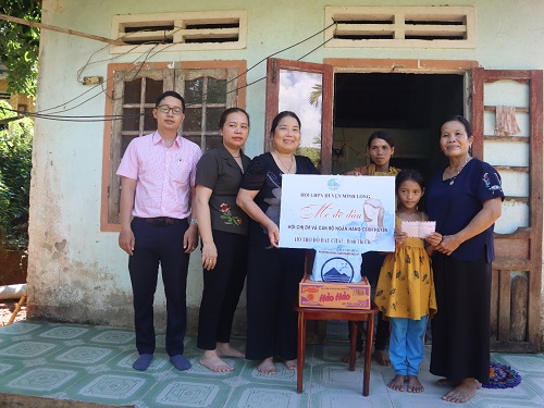 Hội Liên hiệp Phụ nữ huyện phối hợp với Hội chị em và cán bộ Ngân hàng CSXH huyện Trao quà cho em Đinh Thị Chi .