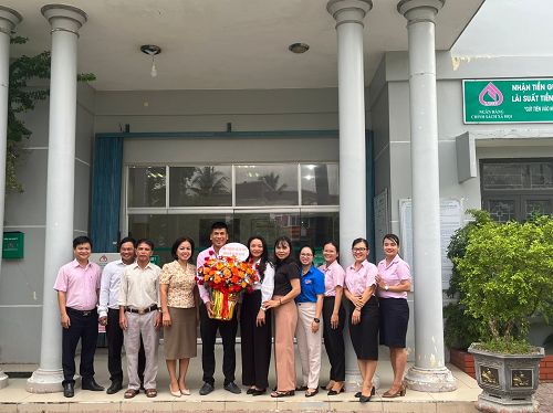 Ủy ban Mặt trận Tổ quốc Việt Nam huyện và các tổ chức chính trị -xã hội huyện thăm và chúc mừng ngày thành lập Ngân hàng Chính sách xã hội Việt Nam