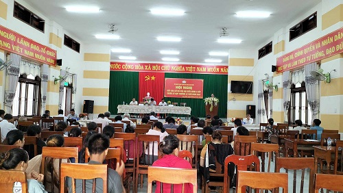 Phó Bí thư Tỉnh ủy Đinh Thị Hồng Minh tiếp xúc cử tri xã Long Môn