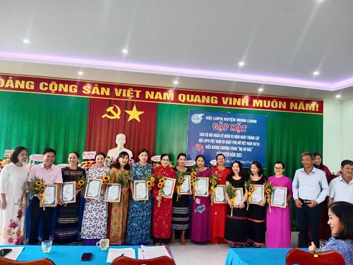 Hội LHPN huyện tổ chức gặp mặt cán bộ Hội nhân kỷ niệm 93 năm ngày thành lập Hội LHPN Việt Nam và ngày phụ nữ Việt Nam 20/10; biểu dương chương trình “Mẹ đỡ đầu” cấp huyện năm 2023