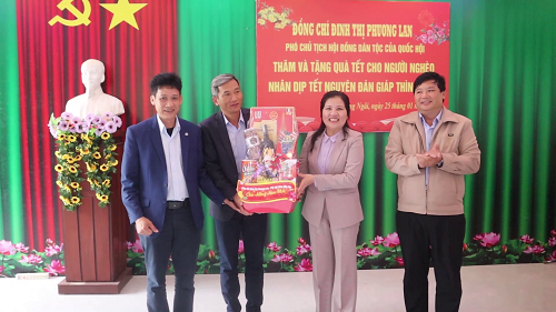 Phó chủ tịch Hội đồng dân tộc Quốc Hội thăm và tặng quà cho người nghèo tại huyện Minh Long