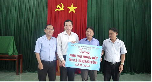 Chủ tịch UBMTTQVN tỉnh Võ Thanh An dự sinh hoạt với Đảng ủy xã Long Mai