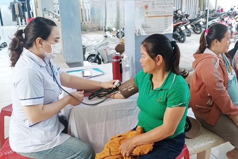 Khám bệnh miễn phí cho phụ nữ ở phường Phổ Thạnh