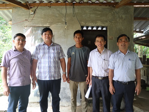 Nghiệm thu nhà vệ sinh hỗ trợ cho hộ nghèo thuộc gia đình người có công cách mạng trên địa bàn huyện Minh Long