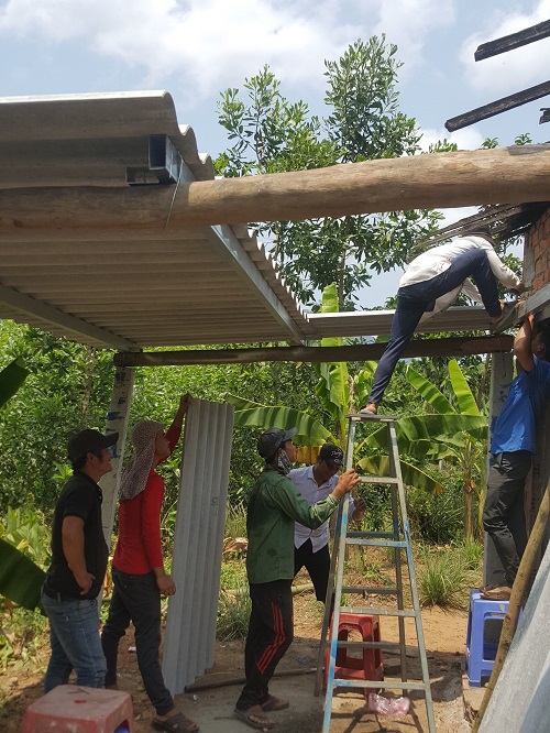 Đoàn xã Long Sơn vận động ĐVTN làm bếp cho hộ nghèo