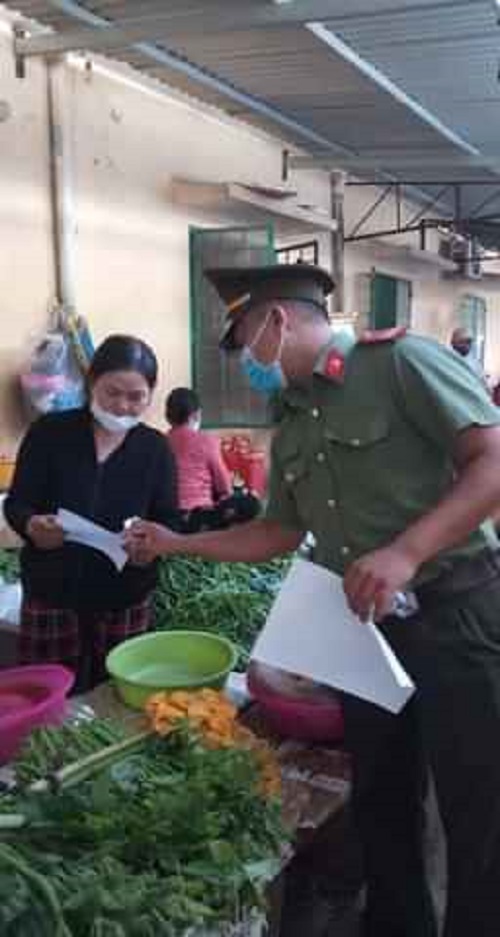 Đoàn viên Thanh niên chi đoàn Công an huyện ra quân phát khẩu trang miễn phí cho người dân