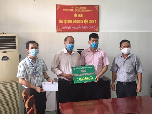 Phòng giao dịch Ngân hàng Chính sách xã hội huyện Minh Long trao kinh phí hỗ trợ TTYT huyện phòng, chống dịch Covid-19