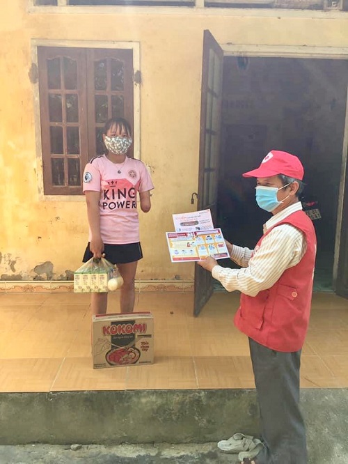 Hội Chữ thập đỏ huyện phối hợp Chương trình phát triển vùng huyện Minh Long tổ chức cấp quà cho trẻ em khuyết tật trên địa bàn huyện