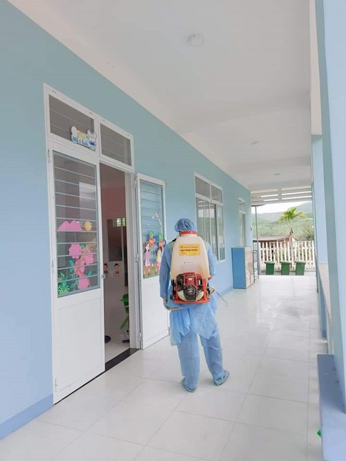 Minh Long phun hóa chất phòng chống dịch bệnh viêm đường hô hấp cấp tại các điểm trường học trên địa bàn huyện