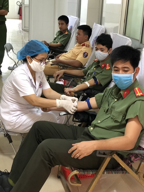 Công an huyện Minh Long hưởng ứng lời kêu gọi của Bộ trưởng Bộ Công an về hiến máu tình nguyện.