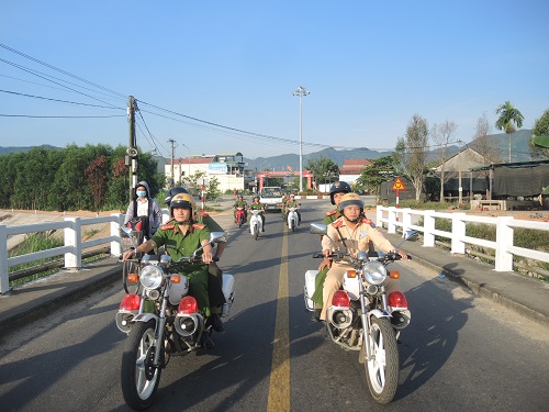 Công an huyện Minh Long: Ra quân tổng kiểm soát phương tiện giao thông cơ giới đường bộ