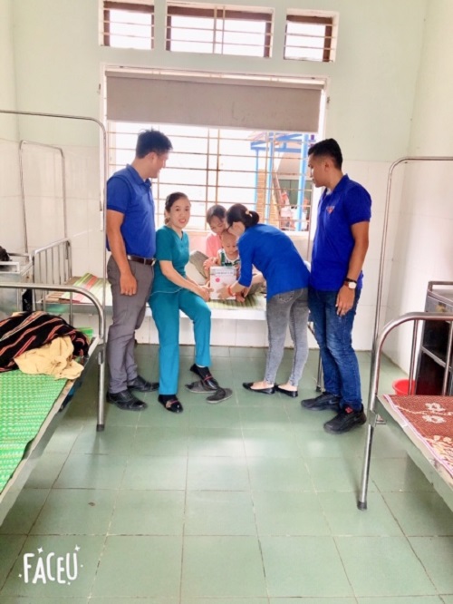 Chi Đoàn Y tế tặng quà trẻ em đang điều trị tại Trung tâm Y tế huyện Minh Long nhân ngày Quốc tế Thiếu nhi 01/6