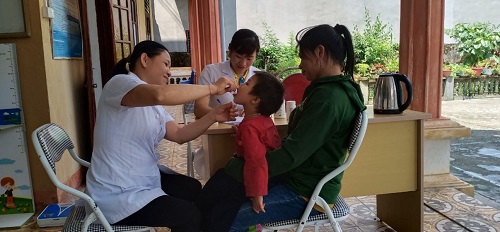 Trung tâm Y tế huyện Minh Long tổ chức chiến dịch uống Vitamin A liều cao và cân, đo trẻ dưới 5 tuổi đợt I năm 2020