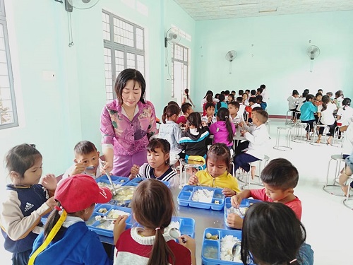 Trường PTDTBT TH&THCS Long Môn đảm bảo an toàn thực phẩm trong bếp ăn bán trú tại trường học