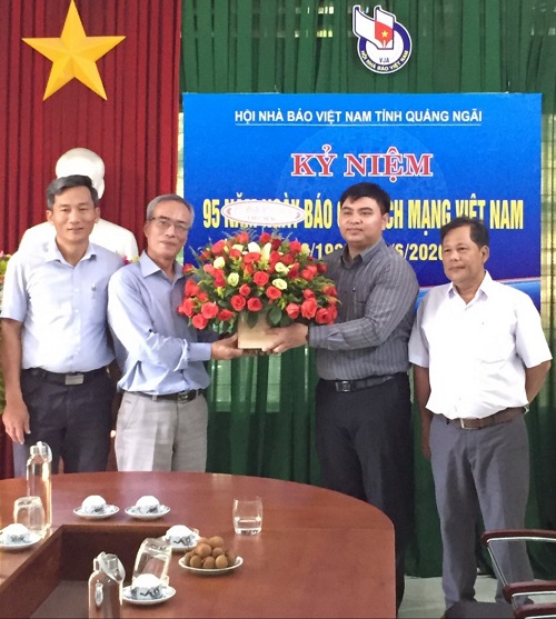 Lãnh đạo huyện Minh Long thăm các cơ quan báo chí trong tỉnh nhân dịp kỷ niệm ngày Báo chí Cách mạng Việt Nam (21/6/1925 - 21/6/2020)