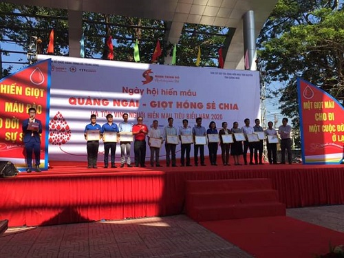 Ban chỉ đạo vận động hiến máu tình nguyện huyện Minh Long dự Lễ tôn vinh người hiến máu tiêu biểu tỉnh Quảng Ngãi