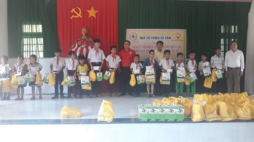 Hội chữ thập đỏ tỉnh trao 70 suất quà cho hộ nghèo, trẻ em mồ côi tại huyện Minh Long.