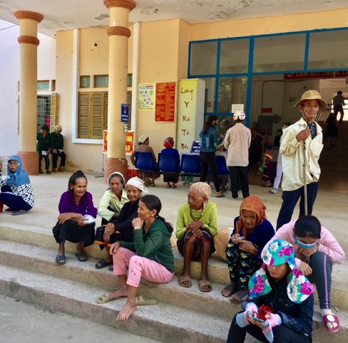 Trung tâm Y tế huyện Minh Long phối hợp với bệnh viện Lao và Bệnh Phổi tỉnh Quảng Ngãi tổ chức khám sàng lọc bệnh Lao và bệnh Phổi cho người dân trên địa bàn.