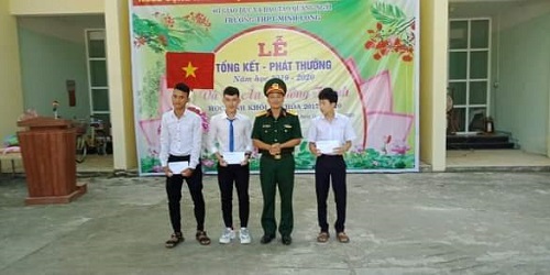 Cán bộ, chiến sĩ Ban CHQS huyện Minh Long TIẾP BƯỚC “Cùng em vượt khó đến trường”