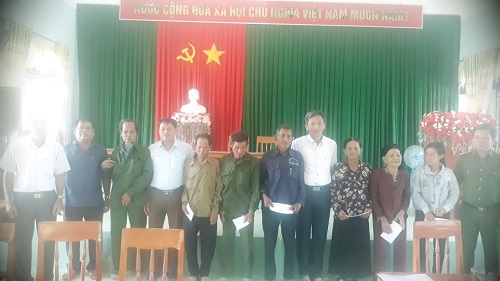 Lãnh đạo huyện Minh Long thăm tặng quà các gia đình chính sách tiêu biểu tại nhân dịp kỷ niệm 73 năm ngày Thương binh - Liệt sĩ.