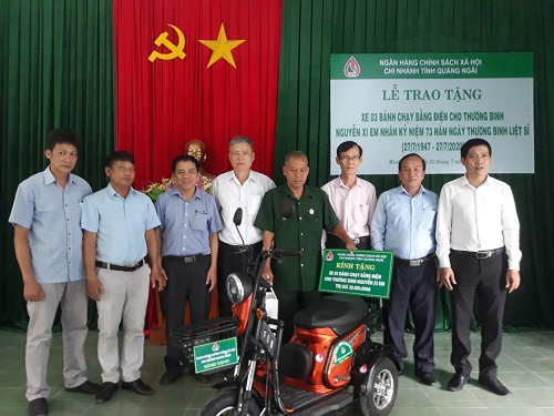 Ngân hàng CSXH tỉnh tặng xe 03 bánh chạy bằng điện cho thương binh ở huyện Minh Long