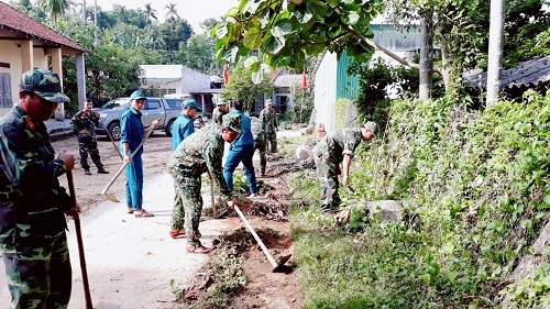 Ban CHQS huyện Minh Long tổ chức hành quân dã ngoại, làm công tác dân vận tại địa bàn được phân công của Bộ CHQS tỉnh năm 2020