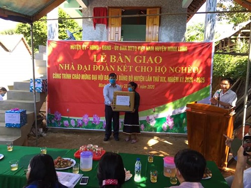 Minh Long: Tổ chức lễ bàn giao nhà đại đoàn kết cho hộ nghèo