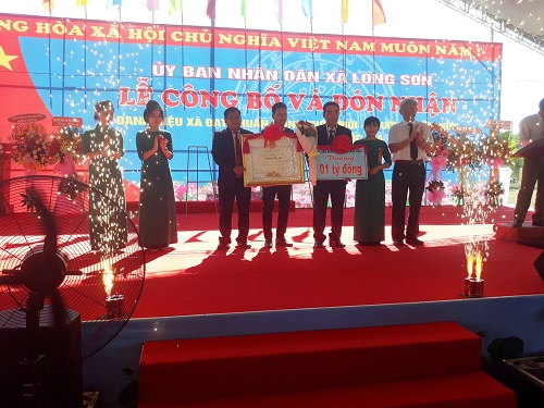 Xã Long Sơn tổ chức lễ công bố và đón nhận danh hiệu xã đạt chuẩn nông thôn mới