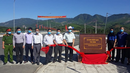 Minh Long: gắn biển Cầu Phước Giang chào mừng Đại hội Đảng bộ huyện lần thứ XIX.