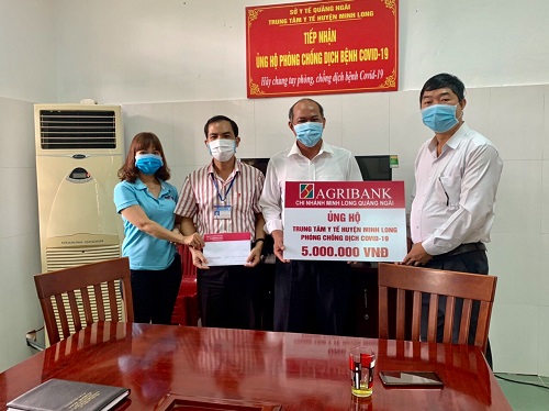 Ngân hàng Nông nghiệp& Phát triển nông thôn chi nhánh huyện Minh Long trao kinh phí hỗ trợ TTYT huyện phòng, chống dịch Covid-19