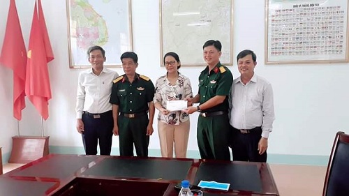 Lãnh đạo huyện Minh Long đến thăm, tặng quà và động viên cán bộ, chiến sĩ Ban chỉ huy Quân sự huyện