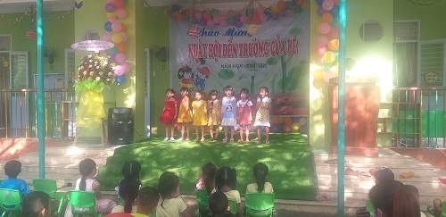 Xã Thanh An tặng quà cho học sinh nghèo nhân dịp khai giảng năm học mới ở các Trường học trên địa bàn xã .