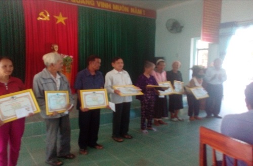 Xã Long Mai tặng quà mừng thọ cho người cao tuổi năm 2020